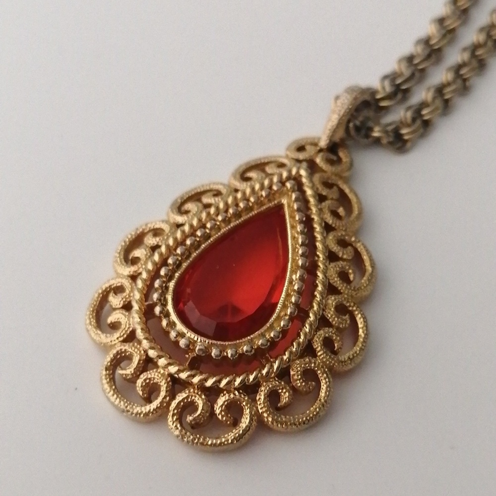 Avon 1973 Granata Orange Stone Pendant Goldtone Chain Necklace